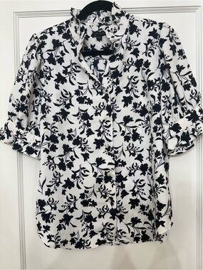 Ann Taylor navy & White Floral Ruffle Neck Blouse Short Sleeve Medium